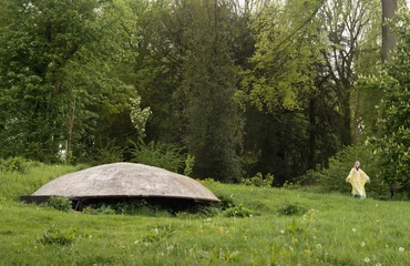 Behangcirkel Een meisje in het bos ziet een onbegrijpelijk object dat lijkt op de ufo © KiNOVO