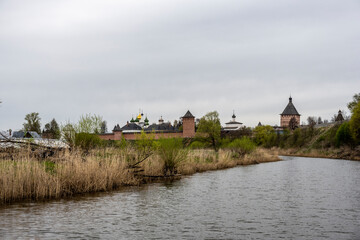 Obraz premium monasteries and fortresses of old Suzdal against the backdrop of a green river
