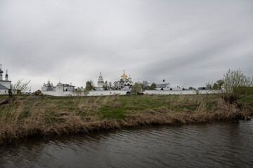 Fototapeta na wymiar monasteries and fortresses of old Suzdal against the backdrop of a green river