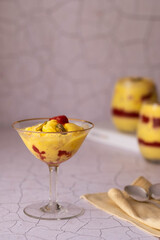 Crema diplomatica allo zafferano con fragole e muesli