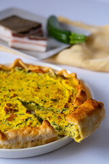 torta salata con zucchine, zafferano, pancetta