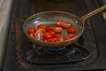cook tomatoes, fry in a pan