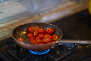 cook tomatoes, fry in a pan
