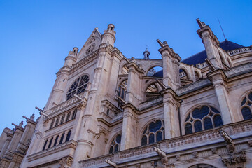 パリのネルソンマンデラ公園（レ・アール）からサントゥスタッシュ教会（Eglise Saint-Eustache）