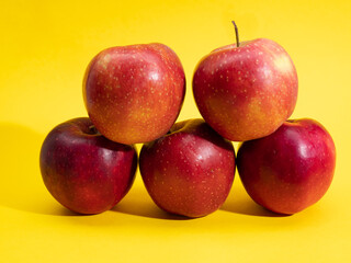 Fototapeta na wymiar red apples on yellow background