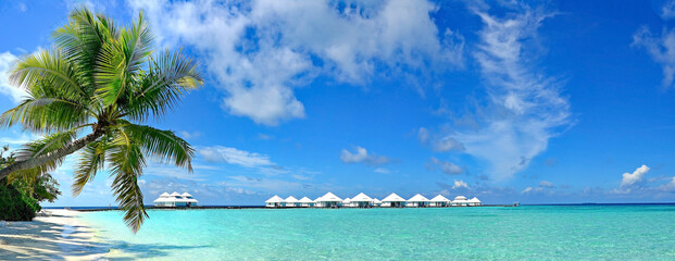 Panorama Blick, Trauminsel - Malediven Resorts mit Wasserbungalows, honeymoon suite, Paradies im Indischen Ozean, türkis-blauem Meer