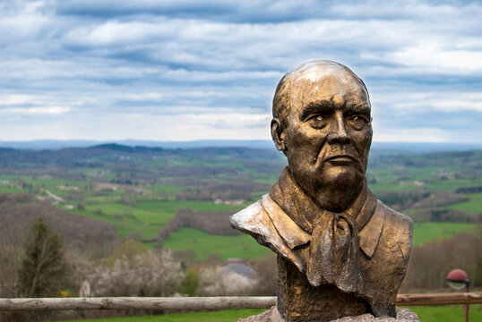 Statue Fran&ccedil;ois Mitterand Ch&acirc;teau Chinon