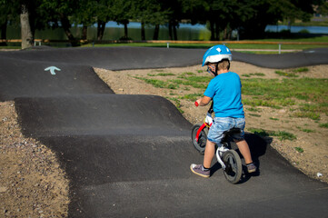 Enfant sur draisienne