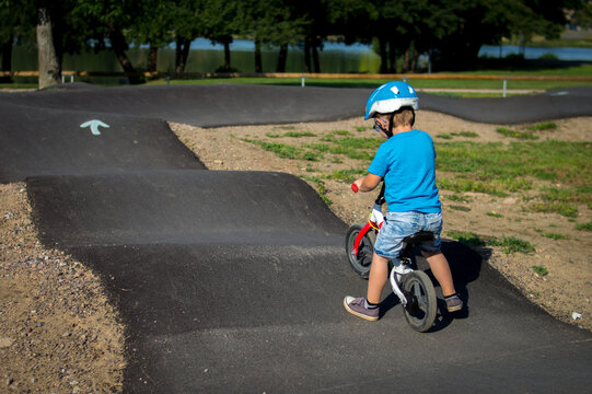 Enfant sur draisienne