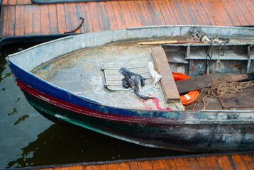 Obraz premium Multi-colored boats at the pier on the lake. Motorized boats at the pier.