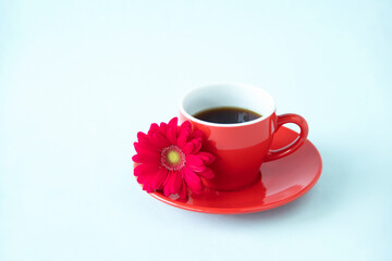 赤いガーベラと赤いコーヒーカップ