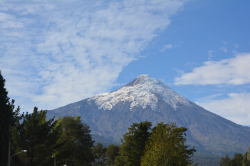 Fototapeta premium view of the volcano osorno n from in front of the lake. with vegetation