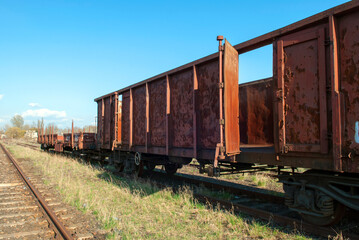 Stare, zardzewiałe wagony towarowe © Marek Stokowski
