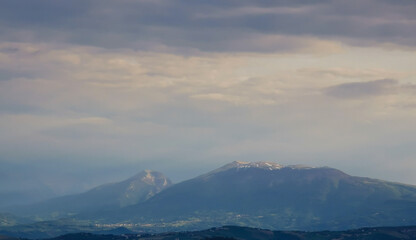 Montagne dell’Appennino valli e collinne tra nuvole foschia e sole al tramonto