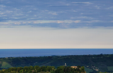 Fototapeta na wymiar Mare Adriatico visto dall’alto delle colline al tramonto