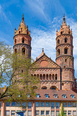 Fototapeta na wymiar Kaiserdom Sankt Peter in Worms am Rhein