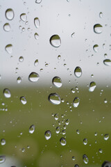 regentropfen an fensterscheibe