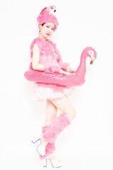 白バックの前で踊るバーレスクダンサー