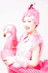 白バックの前で踊るバーレスクダンサー