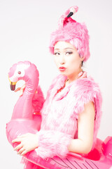 白バックの前で踊るバーレスクダンサー