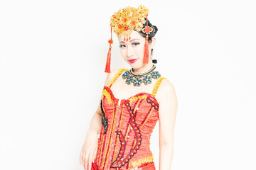 白バックの前で踊るバーレスクダンサー