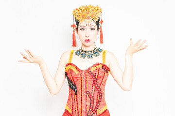 白バックの前で踊るバーレスクダンサー