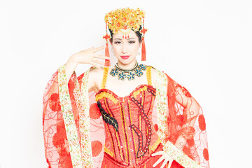 白バックの前で踊るバーレスクダンサー