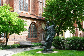 Historische Skulptur vor der Nikolaikirche in Berlin, die Klio von Albert Wolff im Berliner...