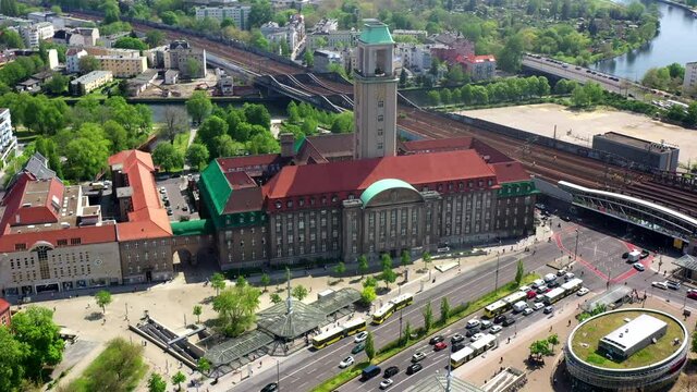 Reger Strassenverkehr am Spandauer Rathaus, Berlin, Mai 2021
