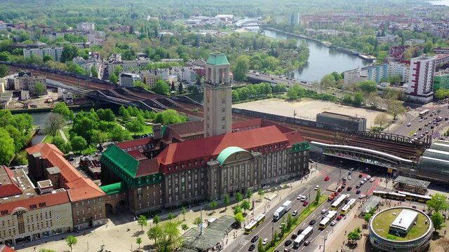 Reger Strassenverkehr am Spandauer Rathaus, Berlin, Mai 2021