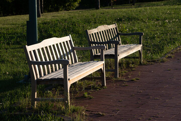 夕暮れの公園のベンチ

