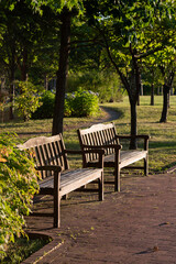 夕暮れの公園のベンチ
