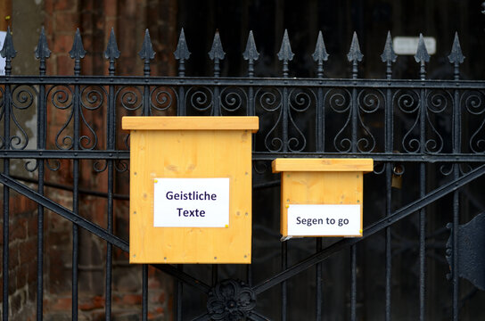 Kollekte am Eingangstor einer Kirche zu Corona Zeiten