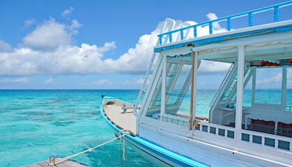 Obraz premium Ausflugsboot, Panorama Blick, Trauminsel - Malediven, Paradies im Indischen Ozean, türkis-blauem Meer 