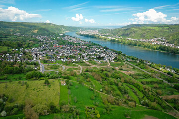 Fototapeta na wymiar Stadt am Fluss Mosel Rhein - Wege Transport per Schiff - aus der Luft - Luftaufnahme - Emissionen - Brücke - Straße Wasserstraße