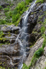 Fototapeta na wymiar Kleiner Wasserfall am Meraner Höhenweg