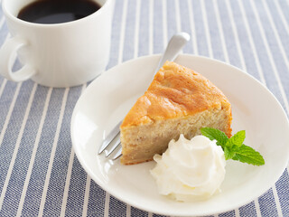 クリームを添えたバナナケーキとコーヒー