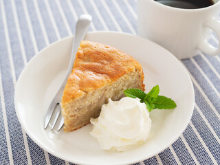 クリームを添えたバナナケーキとコーヒー