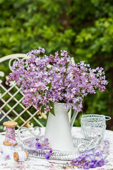 Flieder-Strauß in vintage Vase als Frühlingsdekoration