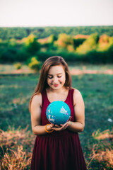 Fille avec un globe dans ses mains