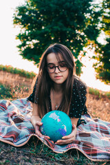 Fille avec un globe dans ses mains