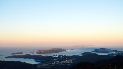 マジックアワーに朝熊山頂展望台から眺める伊勢湾に浮かぶ美しい島々の眺め