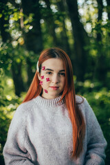 Fille avec des fleurs sur son visage