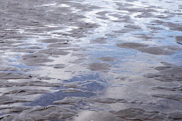 Eau, sable et lumière sur la plage