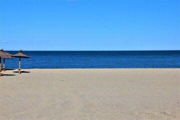 plage de sable au bord de la méditerranée 