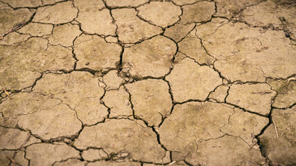 Ausgetrockneter Boden mit Rissen nach Dürre - obrazy, fototapety, plakaty