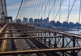 Obraz premium A view from Brooklyn at the cars below and the Manhattan landscape ahead