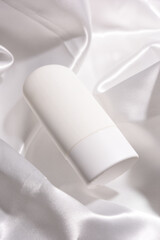 絹につつまれたスキンケアボトル