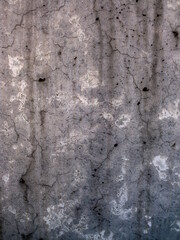 ひび割れ変色したコンクリート壁