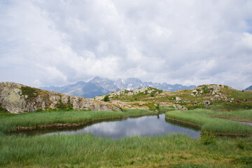 Fototapeta na wymiar Un paysage de lac dans la montagne. Un lac des alpes françaises. Un paysage de montagnes. Un lac de montagne.